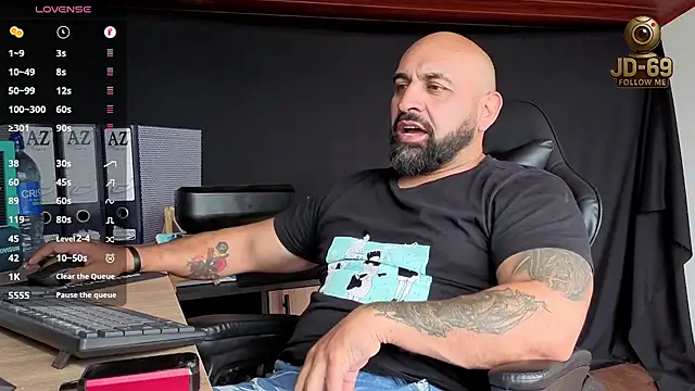 Snapshot of JD-69 chatting on November 6, 7:29 pm JD-69 online show from November 6, 7:29 pm