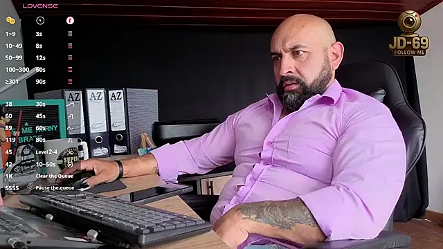 Snapshot of JD-69 chatting on October 28, 5:45 pm JD-69 online show from October 28, 5:45 pm