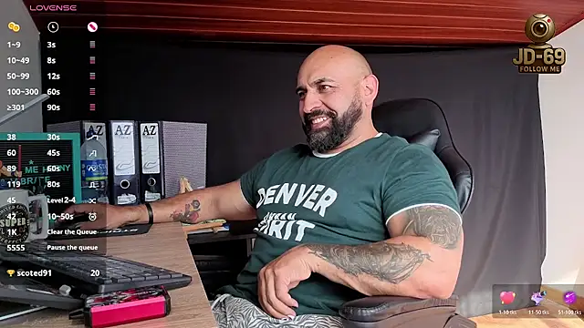 Snapshot of JD-69 chatting on November 8, 8:23 pm JD-69 online show from November 8, 8:23 pm