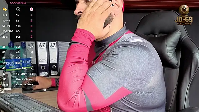 Snapshot of JD-69 chatting on October 30, 5:32 pm JD-69 online show from October 30, 5:32 pm