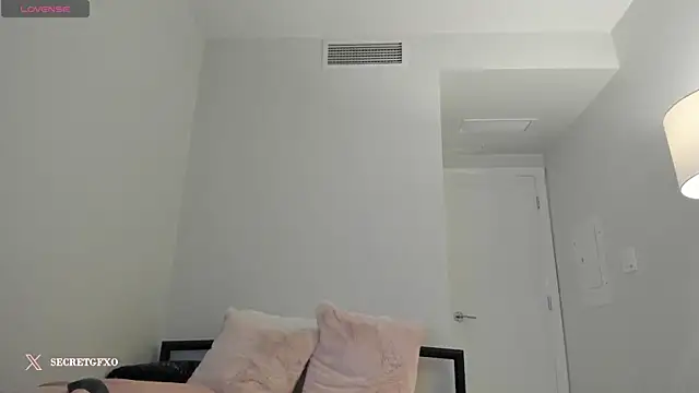 Snapshot of secretgirlfriendxo chatting on December 18, 9:47 am secretgirlfriendxo online show from December 18, 9:47 am