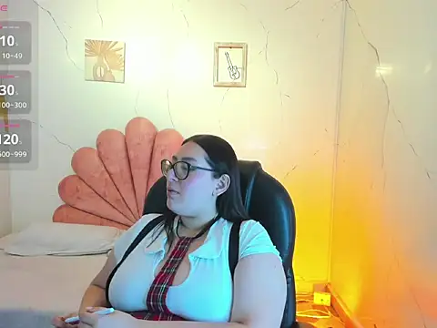 Snapshot of NiickyJones chatting on June 6, 2:50 am NiickyJones online show from June 6, 2:50 am