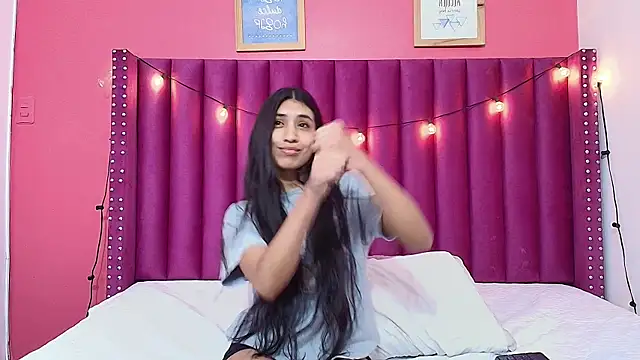 littlee emilyy  online show from January 22, 5:59 am