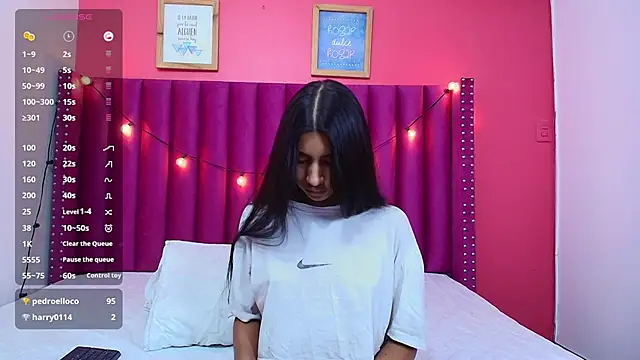 littlee emilyy  online show from January 28, 2:53 am