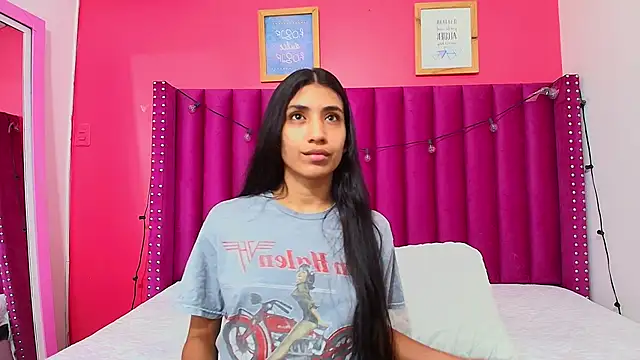 littlee emilyy  online show from January 22, 2:48 am