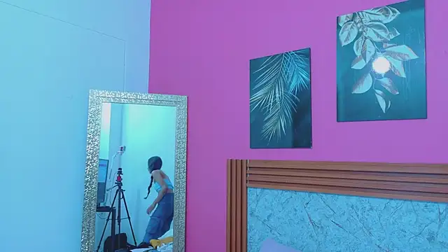 littlee emilyy  online show from April 4, 12:45 pm