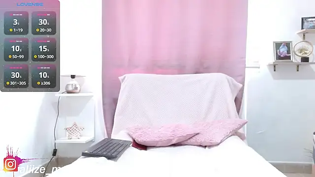 Snapshot of aliicee_m chatting on February 6, 7:10 pm aliicee m online show from February 6, 7:10 pm