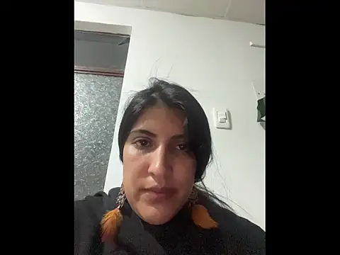 Snapshot of azahar__ziiz chatting on January 6, 12:47 am azahar ziiz online show from January 6, 12:47 am