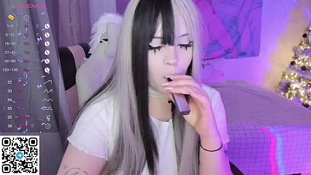 Snapshot of SelenaCute chatting on December 14, 6:19 am SelenaCute online show from December 14, 6:19 am