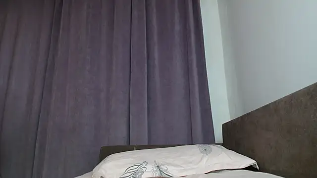 LadyMilfxxx online show from April 13, 4:27 am