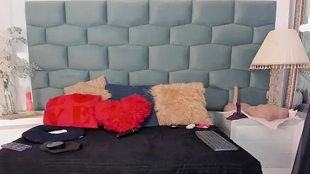 Snapshot of MiaMancini chatting on June 20, 3:06 pm MiaMancini online show from June 20, 3:06 pm