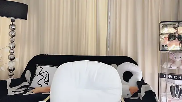 Snapshot of lvy-w chatting on March 2, 6:59 am lvy-w online show from March 2, 6:59 am