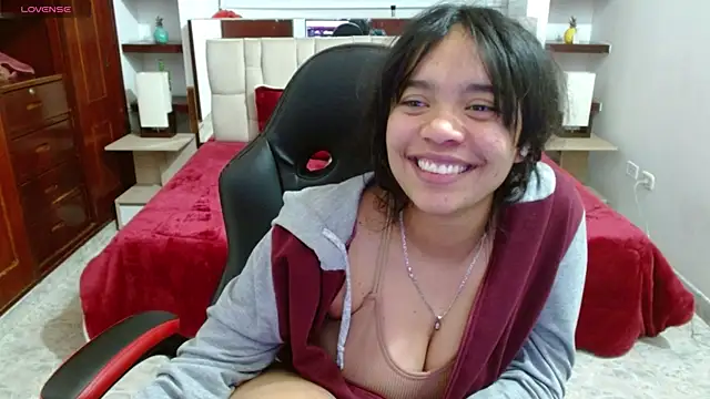 Snapshot of laureentt_ chatting on March 14, 9:14 am laureentt online show from March 14, 9:14 am