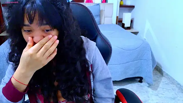 laureentt  online show from November 13, 3:32 am