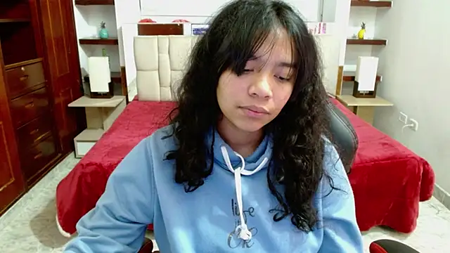 Snapshot of laureentt_ chatting on March 12, 3:13 am laureentt online show from March 12, 3:13 am