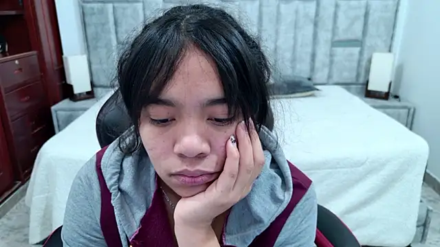 laureentt  online show from March 13, 3:11 am