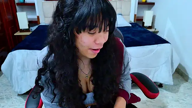 Snapshot of laureentt_ chatting on October 18, 3:41 am laureentt online show from October 18, 3:41 am