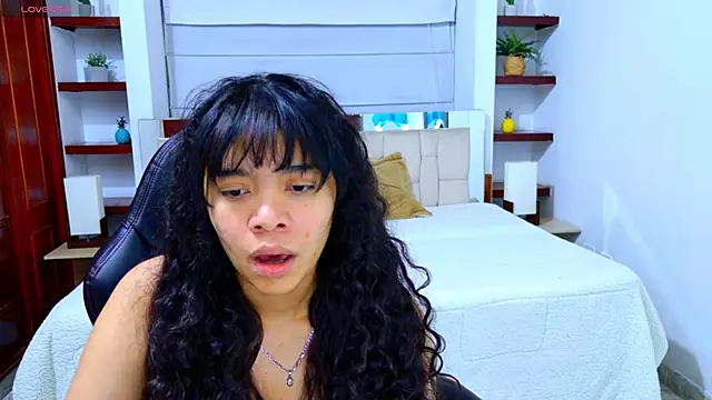 laureentt  online show from December 19, 3:10 am