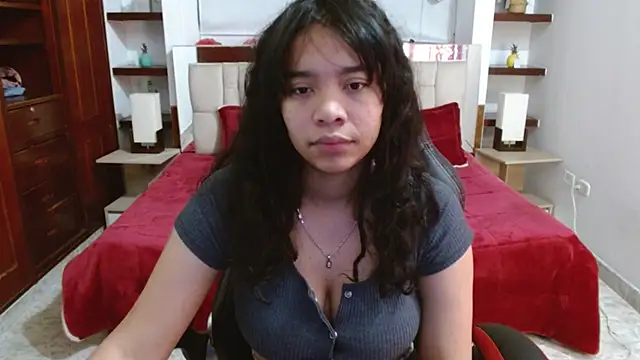 Snapshot of laureentt_ chatting on March 7, 3:08 am laureentt online show from March 7, 3:08 am