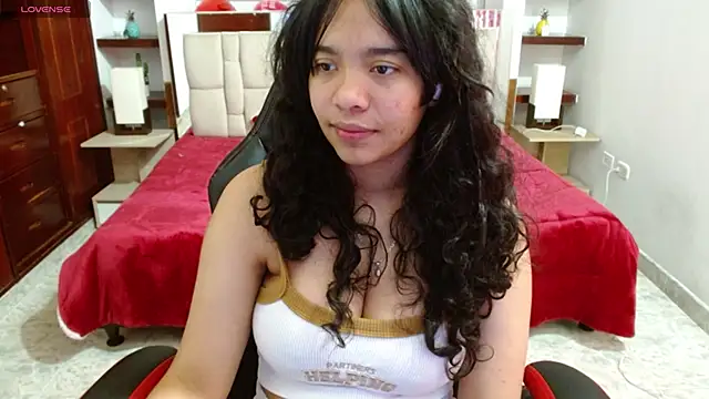 Snapshot of laureentt_ chatting on February 28, 3:26 am laureentt online show from February 28, 3:26 am