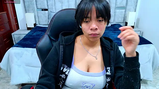 laureentt  online show from February 3, 3:15 am