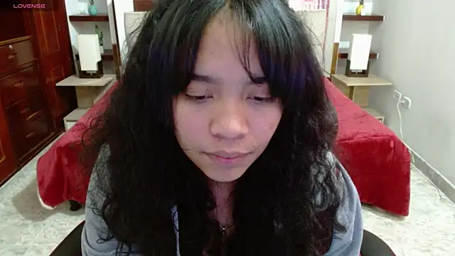 Snapshot of laureentt_ chatting on March 6, 6:19 am laureentt online show from March 6, 6:19 am