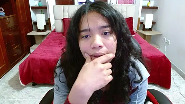 Snapshot of laureentt_ chatting on March 7, 9:18 am laureentt online show from March 7, 9:18 am
