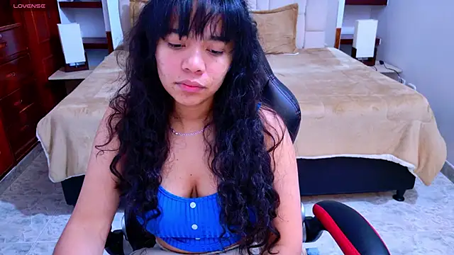 Snapshot of laureentt_ chatting on October 10, 3:07 am laureentt online show from October 10, 3:07 am