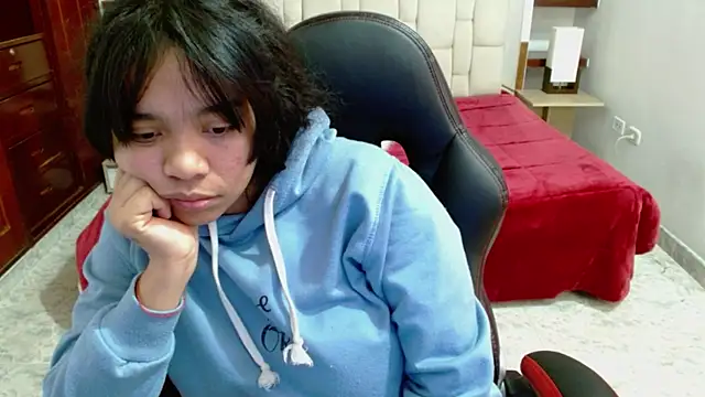 Snapshot of laureentt_ chatting on March 12, 6:18 am laureentt online show from March 12, 6:18 am
