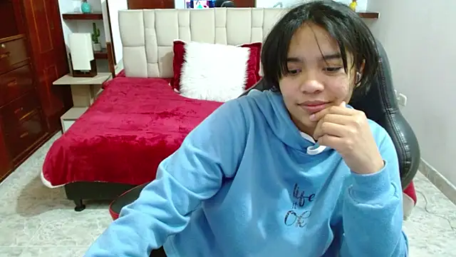 Snapshot of laureentt_ chatting on March 20, 3:02 am laureentt online show from March 20, 3:02 am