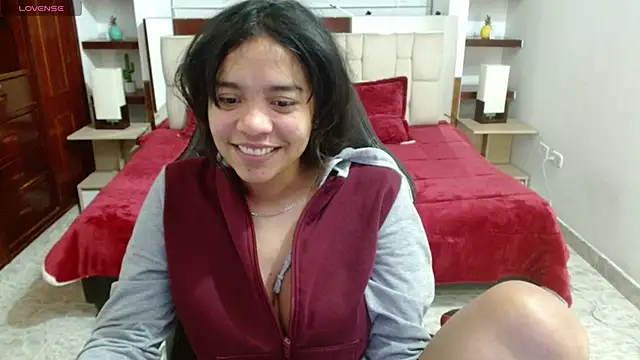 Snapshot of laureentt_ chatting on March 21, 9:23 am laureentt online show from March 21, 9:23 am