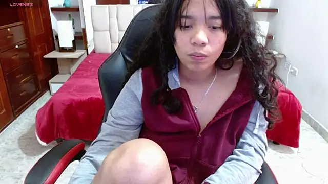 Snapshot of laureentt_ chatting on February 28, 9:36 am laureentt online show from February 28, 9:36 am