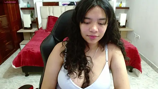 Snapshot of laureentt_ chatting on March 21, 3:12 am laureentt online show from March 21, 3:12 am