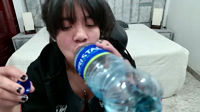 laureentt  online show from March 27, 8:26 am