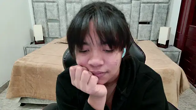 laureentt  online show from April 16, 3:18 am