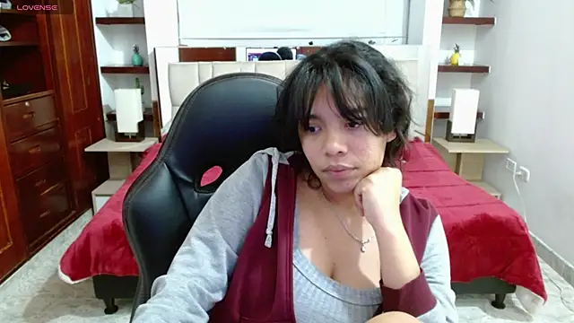 Snapshot of laureentt_ chatting on March 17, 9:22 am laureentt online show from March 17, 9:22 am