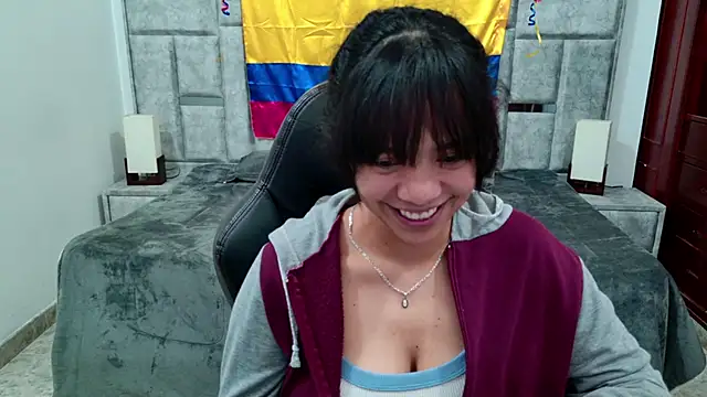 Snapshot of laureentt_ chatting on June 13, 3:15 am laureentt online show from June 13, 3:15 am