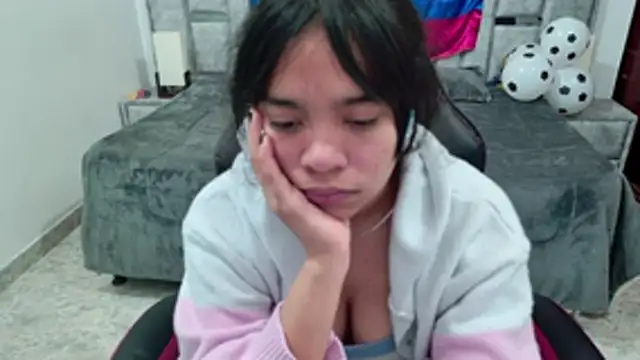 Snapshot of laureentt_ chatting on June 27, 3:23 am laureentt online show from June 27, 3:23 am