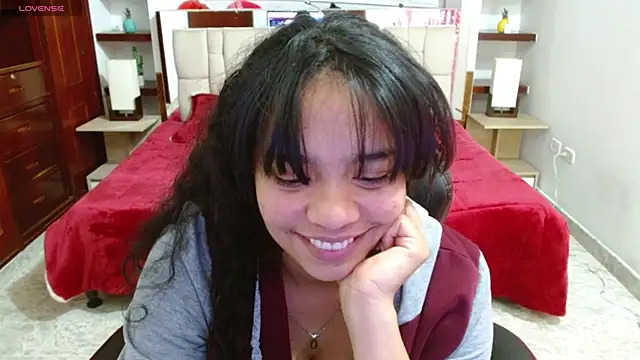 Snapshot of laureentt_ chatting on March 3, 9:13 am laureentt online show from March 3, 9:13 am