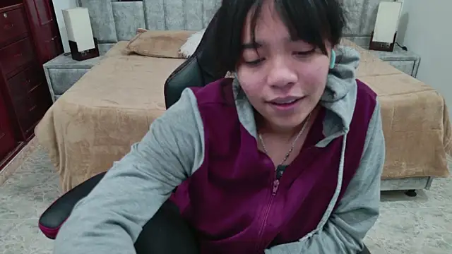 laureentt  online show from April 11, 7:45 am