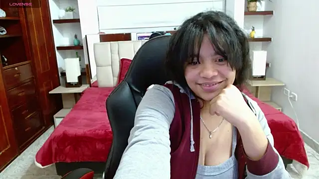 Snapshot of laureentt_ chatting on March 17, 6:18 am laureentt online show from March 17, 6:18 am