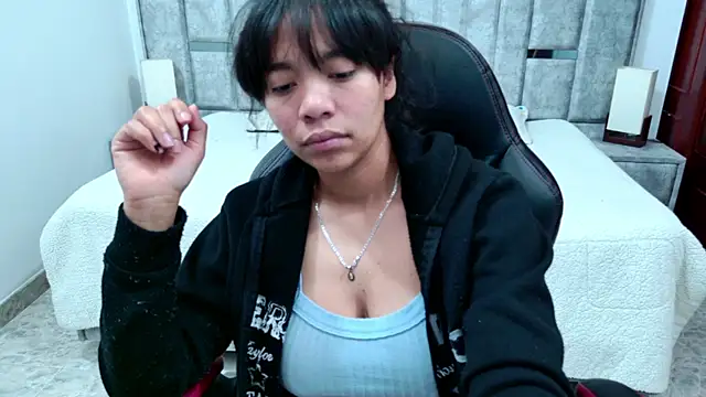 laureentt  online show from March 7, 3:13 am