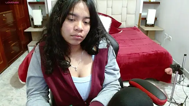 Snapshot of laureentt_ chatting on March 1, 9:18 am laureentt online show from March 1, 9:18 am