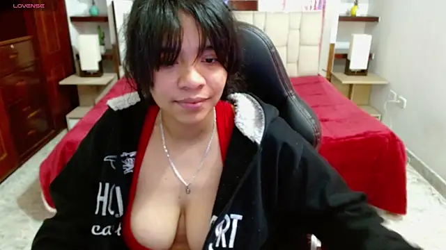 Snapshot of laureentt_ chatting on March 10, 9:23 am laureentt online show from March 10, 9:23 am