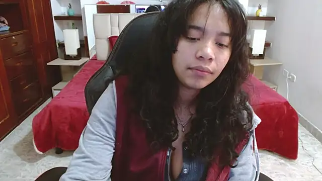 Snapshot of laureentt_ chatting on March 7, 6:13 am laureentt online show from March 7, 6:13 am