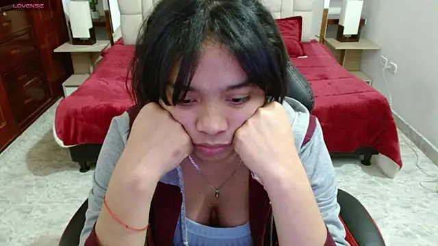 Snapshot of laureentt_ chatting on March 20, 9:15 am laureentt online show from March 20, 9:15 am