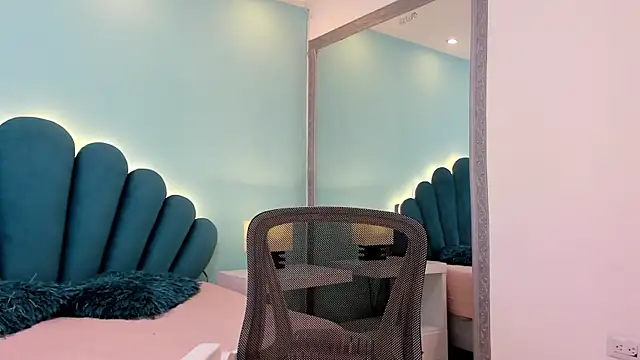 sharlott18 online show from January 5, 5:27 pm