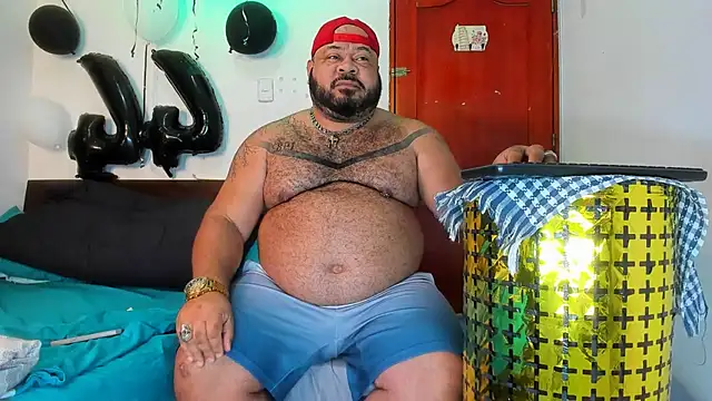 Snapshot of Latino_bigcock chatting on January 6, 9:08 pm Latino bigcock online show from January 6, 9:08 pm