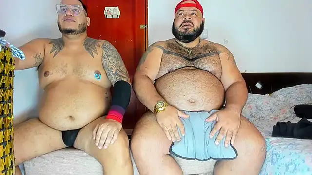 Snapshot of Latino_bigcock chatting on February 19, 12:18 am Latino bigcock online show from February 19, 12:18 am