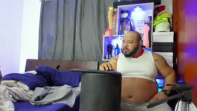 Snapshot of Latino_bigcock chatting on February 21, 10:26 pm Latino bigcock online show from February 21, 10:26 pm